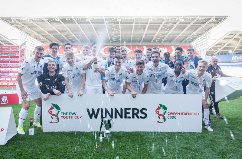 Cầu thủ Câu lạc bộ Swansea City nâng cúp The FAW Youth Cup